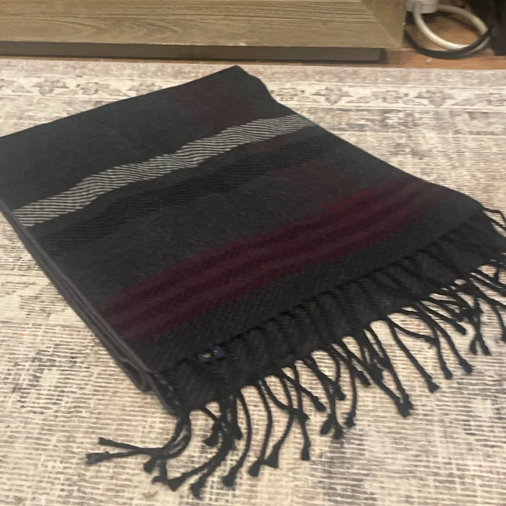 Club Room scarf 100% silk 60x12 Reversable vine/gray/black Blk fringe